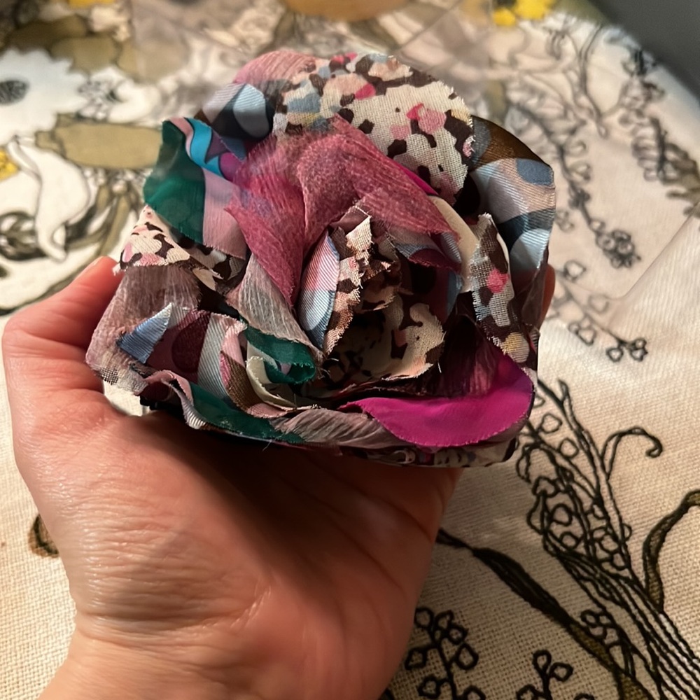 Pretty flower pin from Mango 💐🌺🌸